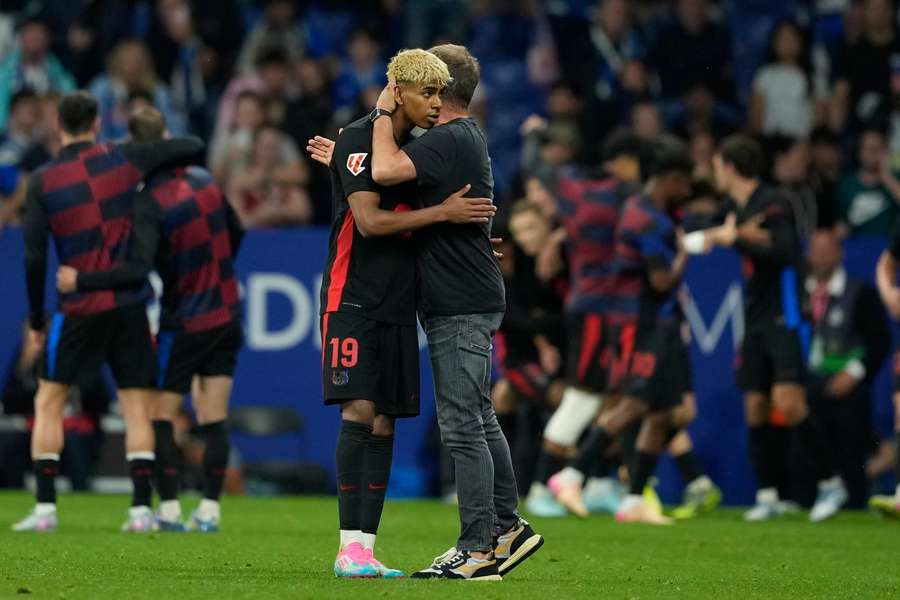 Lamine Yamal s trenérem Barcelony Hansim Flickem. 