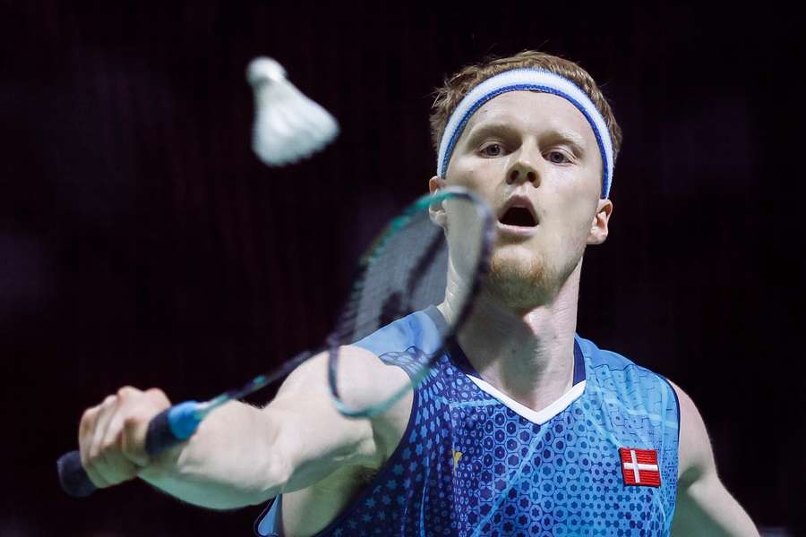 Anders Antonsen slider sig i semifinalen i Indonesien