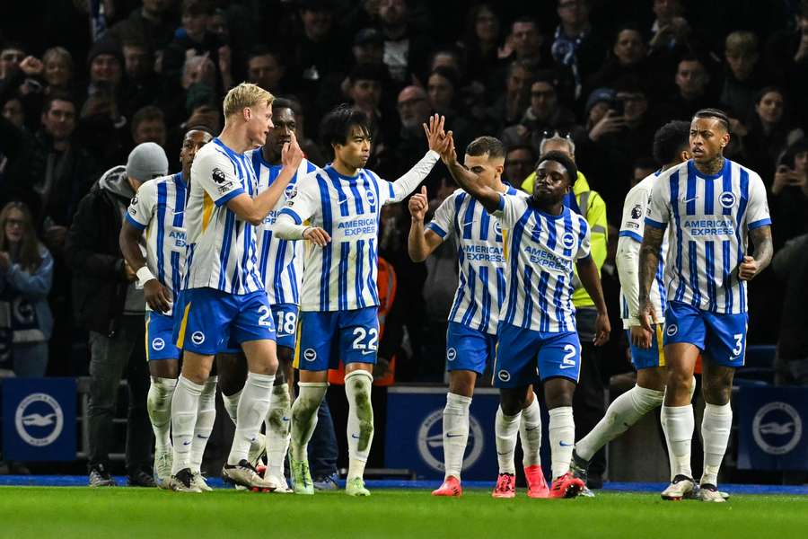 Jogadores do Brighton comemoram gol de Mitoma no Amex Stadium