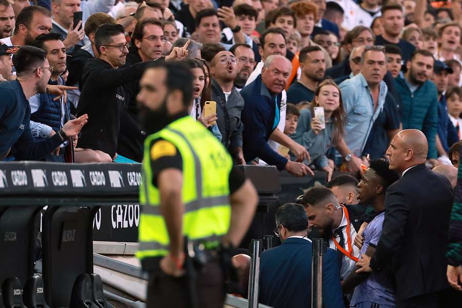 Atacantul brazilian al lui Real Madrid, Vinicius Junior (R), se confruntă cu publicul în timp ce pleacă după ce a fost eliminat