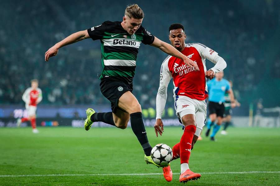 Gyokeres, în duel cu Gabriel, în timpul duelului Sporting - Arsenal, încheiat cu scorul de 1-5 în faza principală a Ligii Campionilor