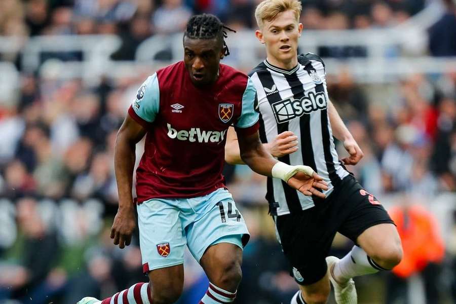 West Ham's Mohammed Kudus is challenged by Brighton's Brajan Gruda whilst under pressure from Joel Veltman