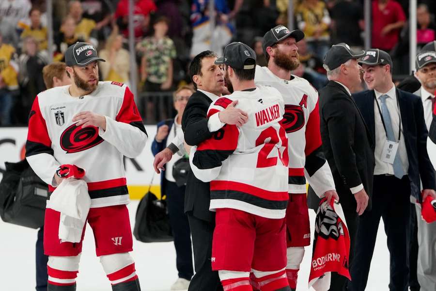 Rod Brind'Amour darf nun auch als Coach den Stanley Cup feiern. Rod Brind'Amour darf nun auch als Coach den Stanley Cup feiern.