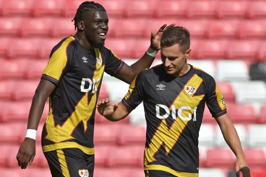 De Frutos celebra su gol con Nteka
