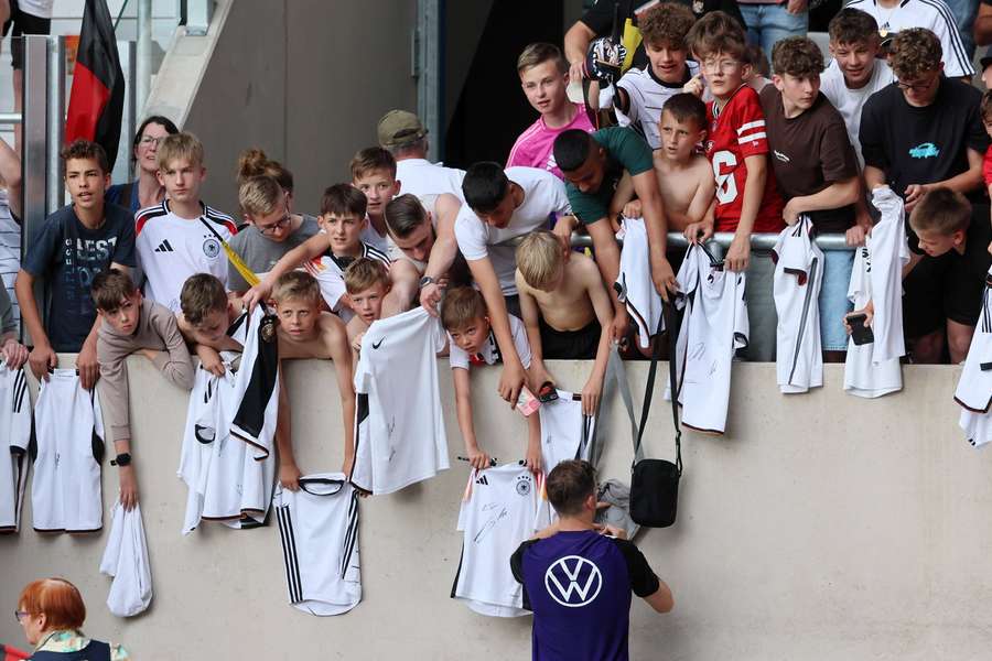 Die deutsche Nationalmannschaft begeistert schon seit Wochen durch große Volksnähe.