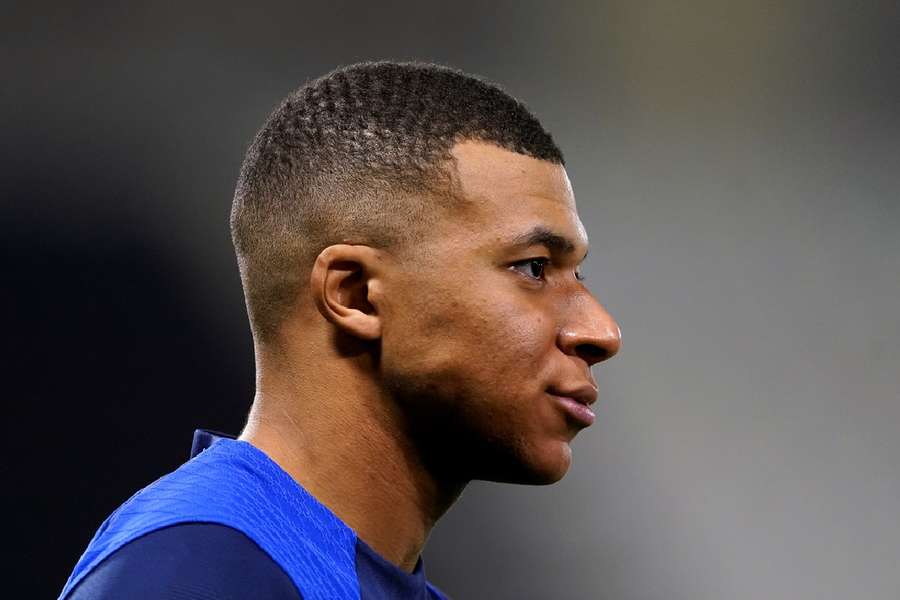 Après une apparition ce dimanche, Mbappé a confirmé sa présence à l'entraînement ce lundi.