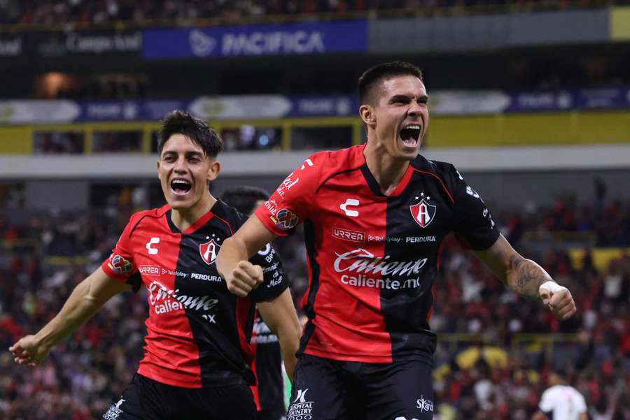Uroš Đurđević celebra un gol con Atlas.