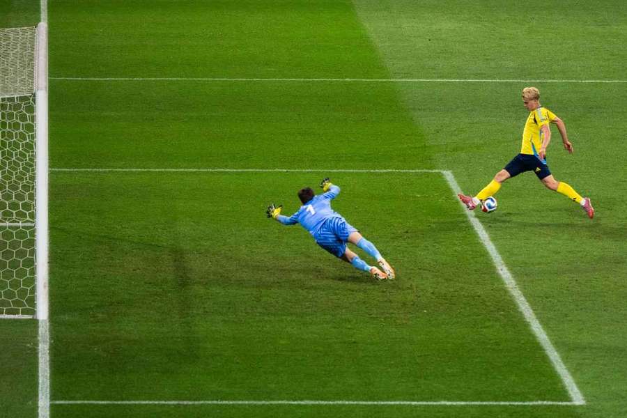 Sweden's Lucas Bergvall misses a massive chance against Switzerland