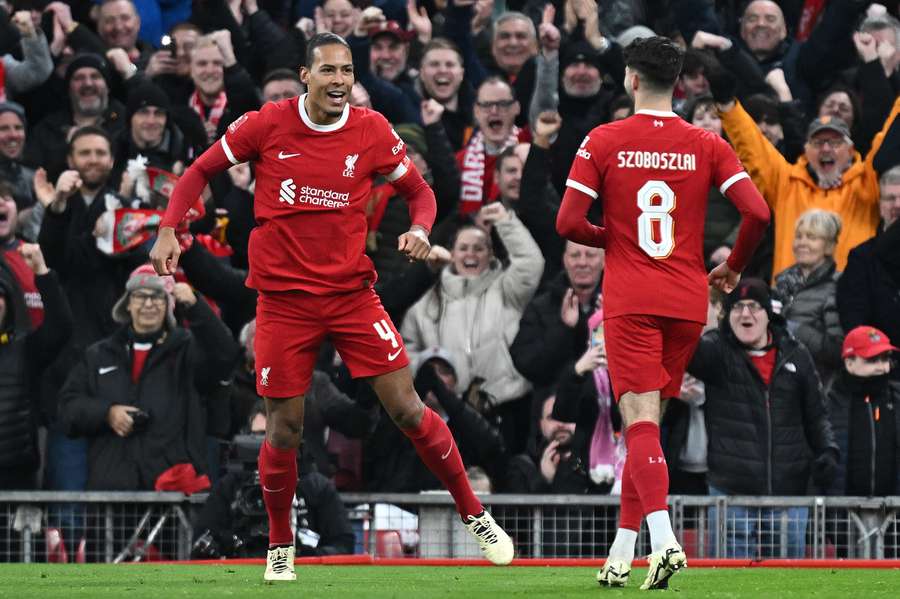 Liverpools hollandske forsvarsspiller #04 Virgil van Dijk (L) fejrer holdets fjerde mål.