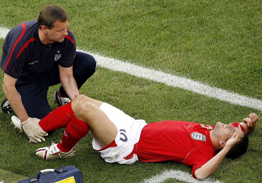 Owen wordt op het veld behandeld nadat hij zijn knie zwaar blesseerde op het WK 2006