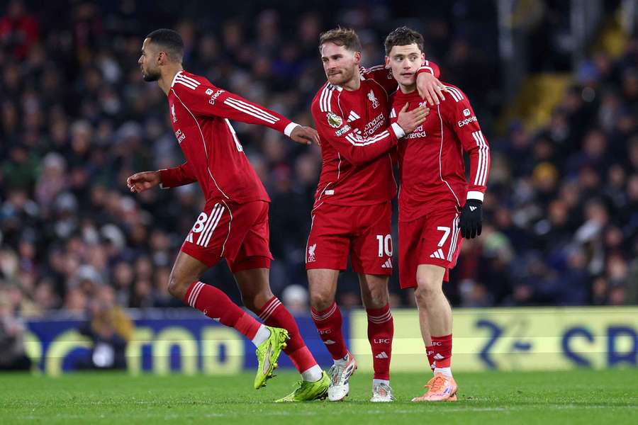Florian Wirtz (r.) bejubelt seinen Treffer für Liverpool bei Fulham.