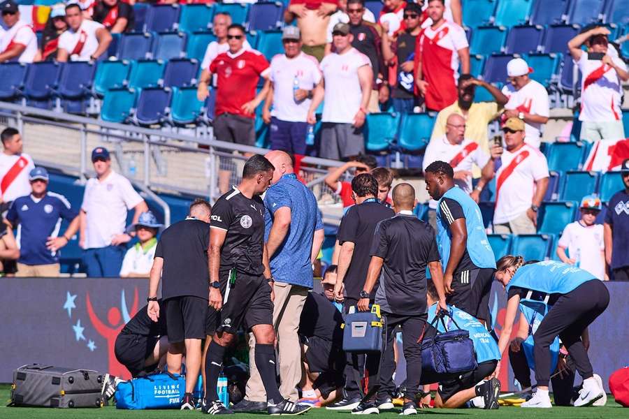 Sędzia liniowy zasłabł w trakcie meczu Copa America z powodu okropnego upału