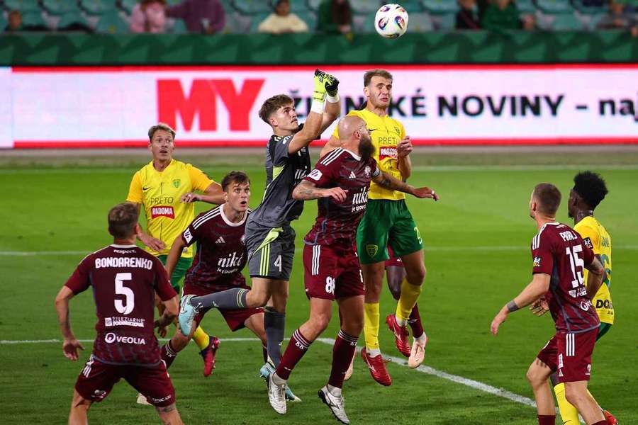 V dresu slovenské Podbrezové se ukáže další český talent.