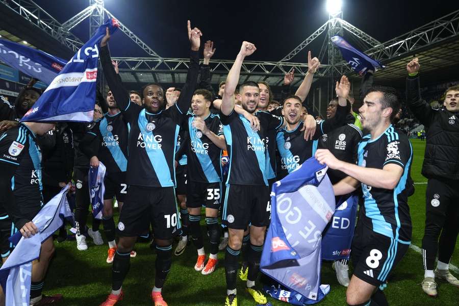 Jucătorii lui Leicester City sărbătoresc după ce și-au asigurat titlul în Championship