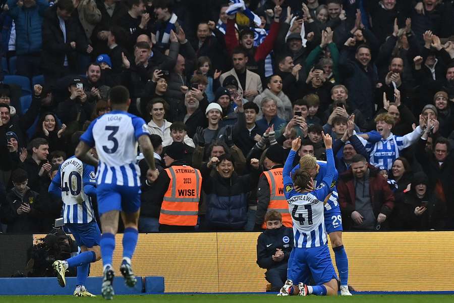 Blijdschap bij Brighton na de goal van Jack Hinshelwood