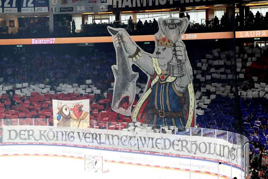 Die Fans der Eisbären mit einer riesigen Choreo.