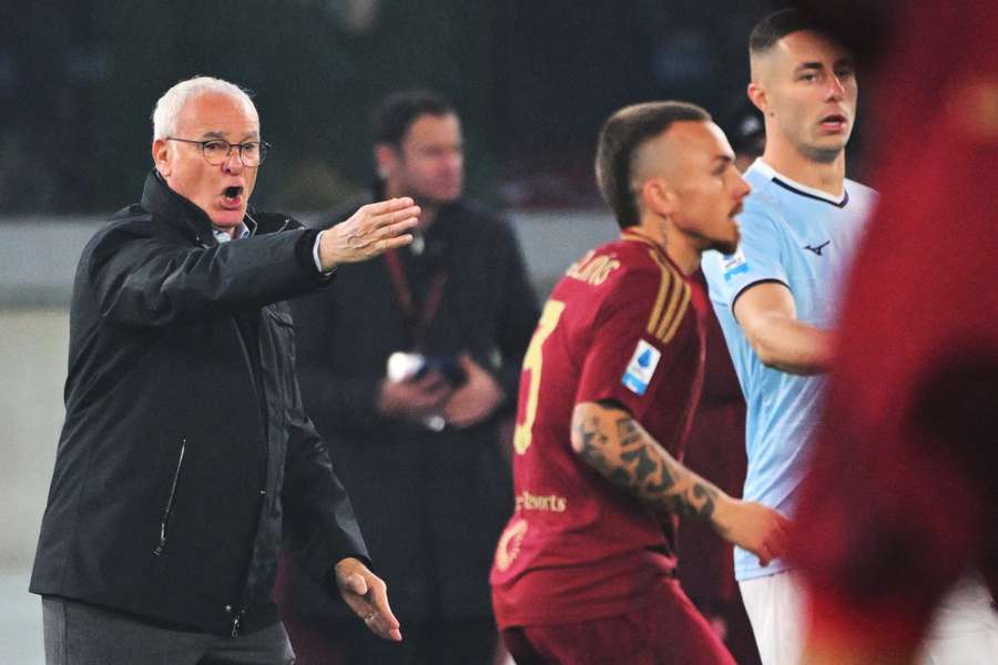 Ranieri dà indicazioni ad Angeliño nel derby