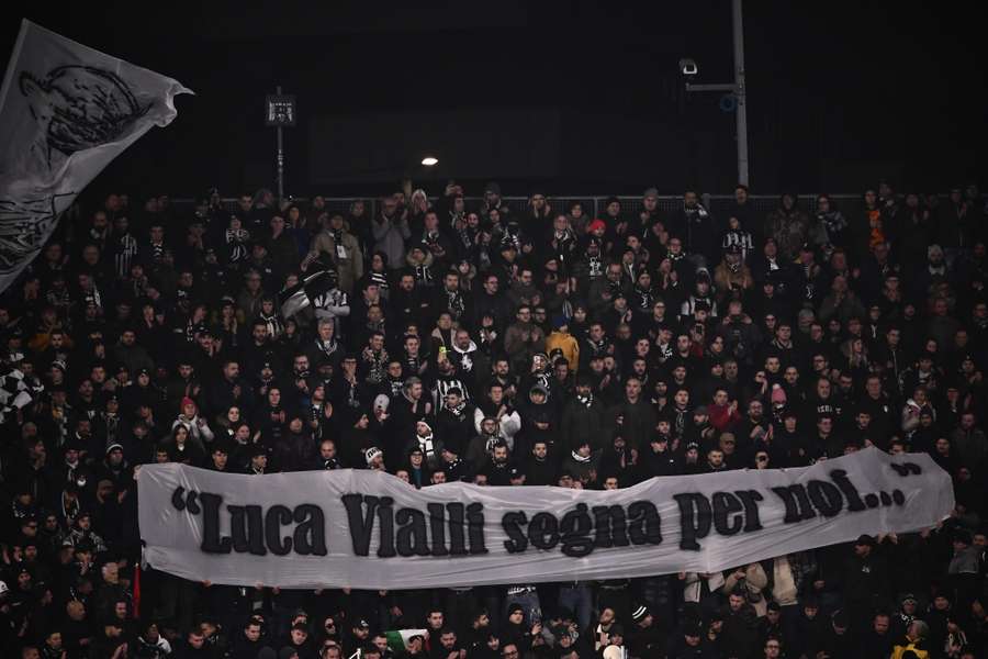 Tutti per Gianluca Vialli, a Cremona striscione per l'ex attaccante: "Segna per noi"