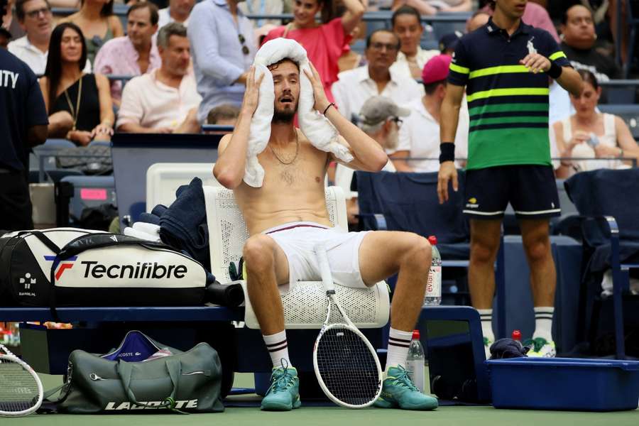 Daniil Medveděv se chladí během US Open.