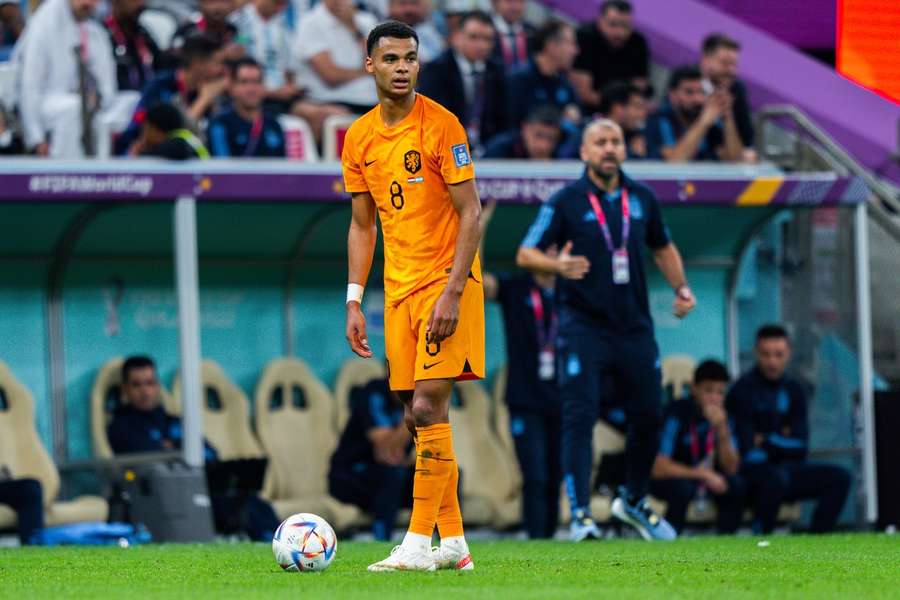 Gakpo doorstaat keuring, ondertekent contract en is per direct voetballer van Liverpool