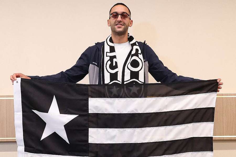 Ziyech posa com a bandeira do Botafogo no Aeroporto do Galeão Ziyech posa com a bandeira do Botafogo no Aeroporto do Galeão