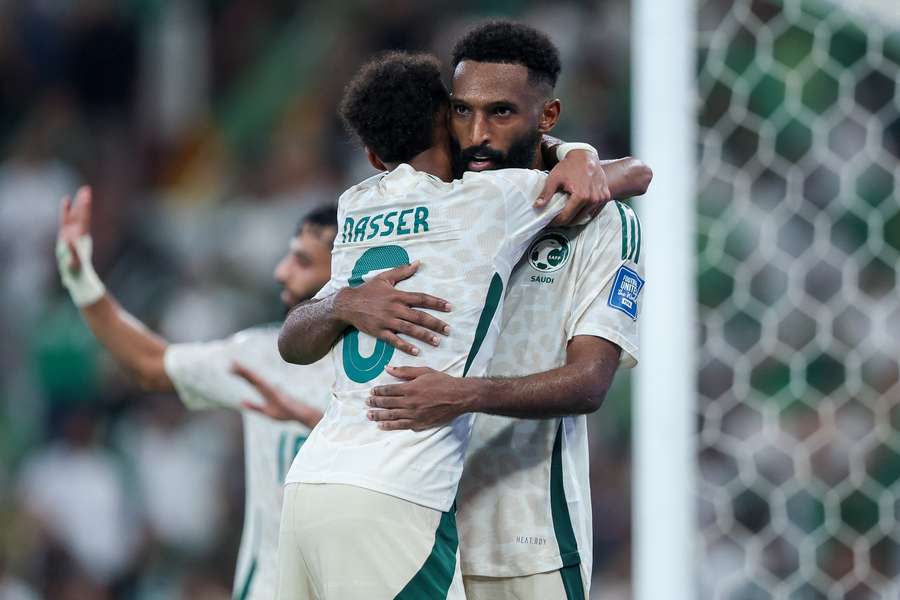 Firas Al-Buraikan célèbre son troisième but lors du match du quatrième tour des qualifications asiatiques pour la Coupe du monde 2026 entre l'Arabie saoudite et l'Indonésie au King Abdullah Sports City de Djeddah, le 8 octobre 2025.