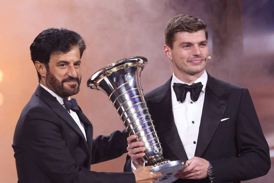 Mohamed Ben Sulayem consegna il trofeo della Coppa del Mondo a Max Verstappen