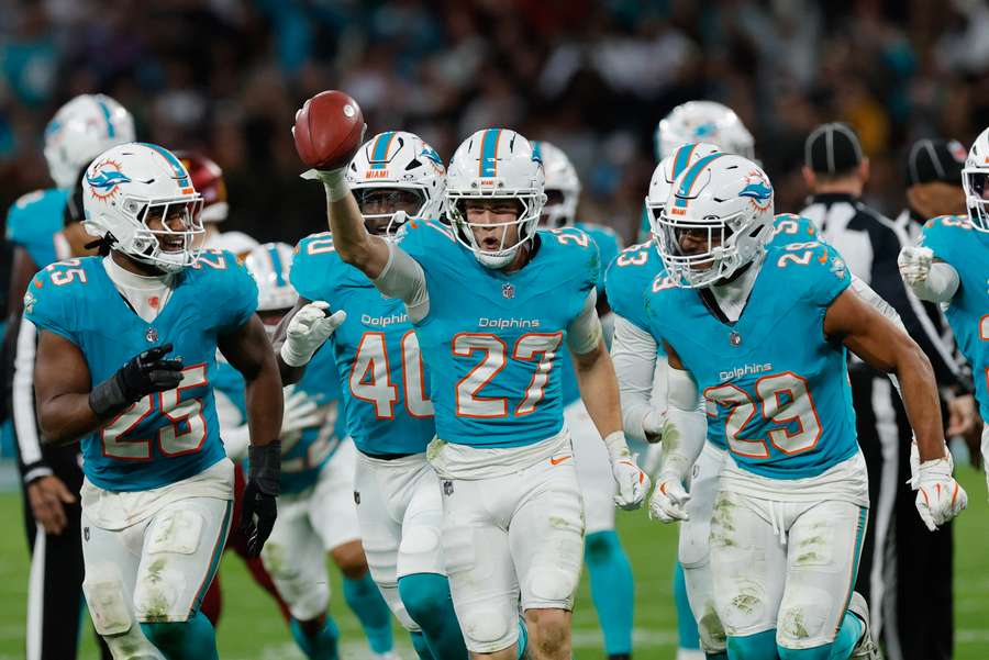 Los jugadores de los Dolphins celebran una acción