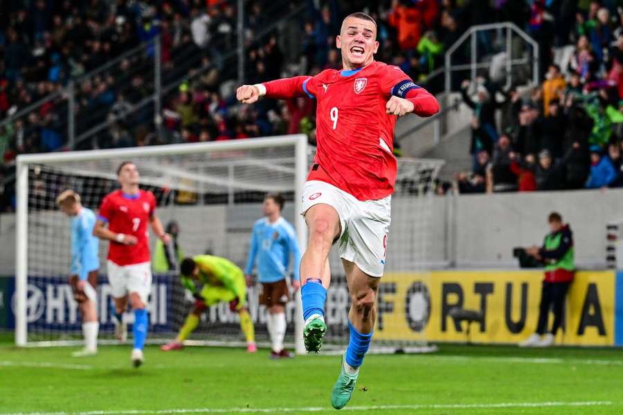 Někdejší kapitán jednadvacítky Václav Sejk se dočkal nominace do reprezentačního A-týmu. Někdejší kapitán jednadvacítky Václav Sejk se dočkal nominace do reprezentačního A-týmu.