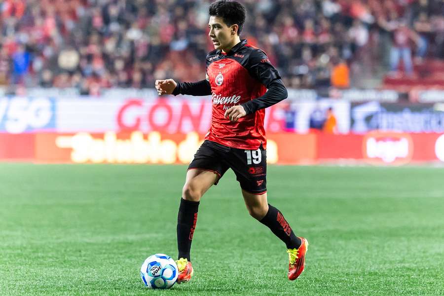 Gilberto Mora conduce el balón