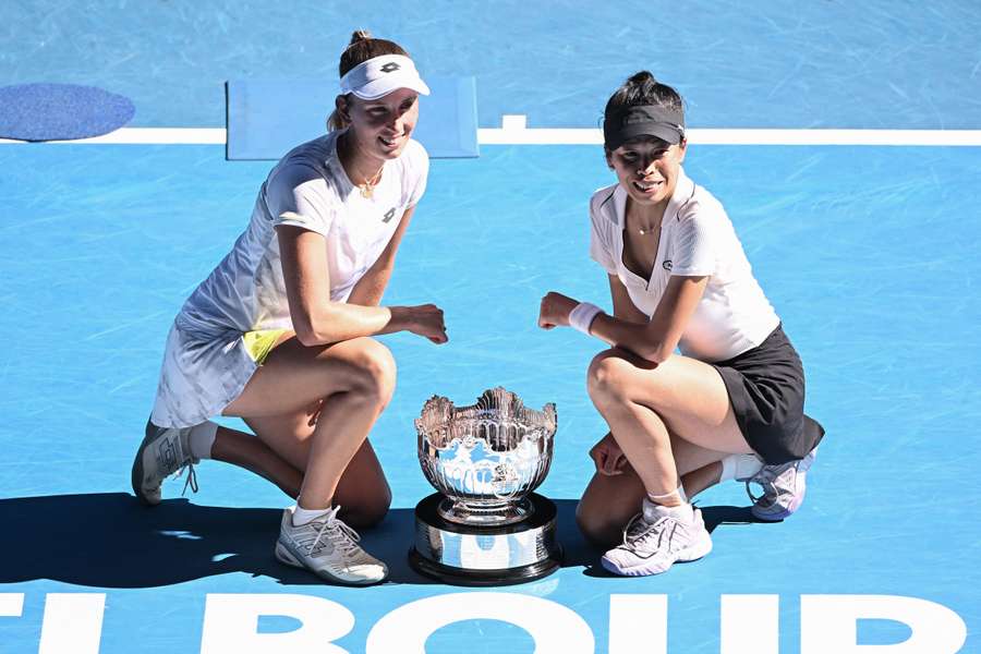 Hsieh Su-wei und Elise Mertens posieren mit ihrer Australian-Open-Trophäe in der Rod Laver Arena.