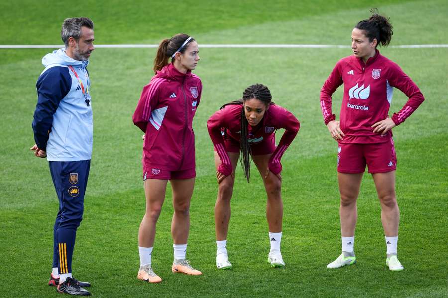 Jorge Vilda en zijn speelsters tijdens een trainingssessie