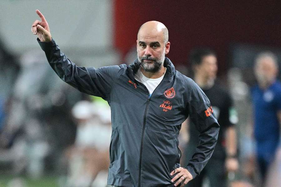 Guardiola v Soule počas zápasu proti Atléticu Madrid. 