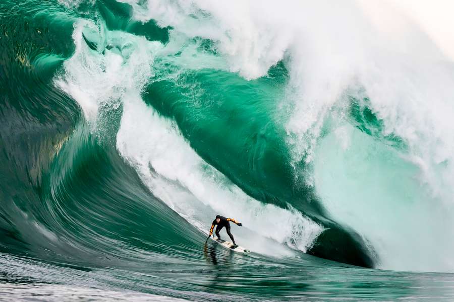 A costa de Shipstern Bluff é conhecida por suas ondas perigosas