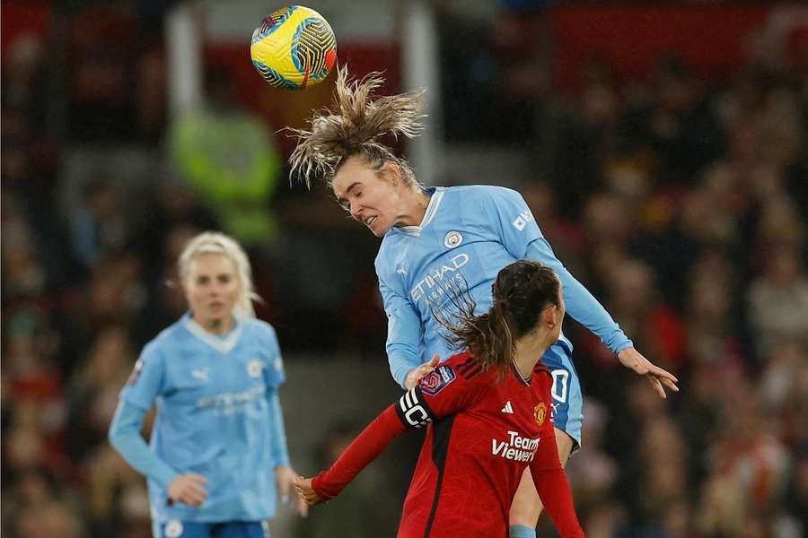 Jill Roord, do Manchester City, disputa a bola com Katie Zelem, do Manchester United