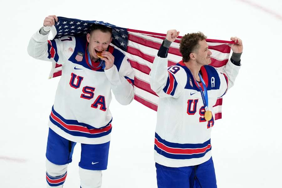 Spolu vyhrali zlato na ZOH a teraz budú spoluhráčmi aj v NHL. Spolu vyhrali zlato na ZOH a teraz budú spoluhráčmi aj v NHL.