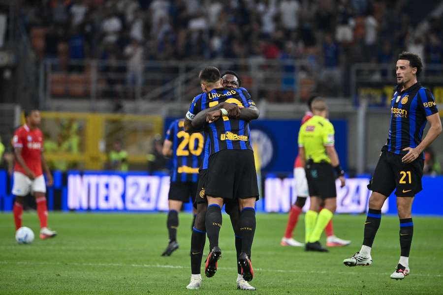 L'abbraccio tra Lautaro e Thuram