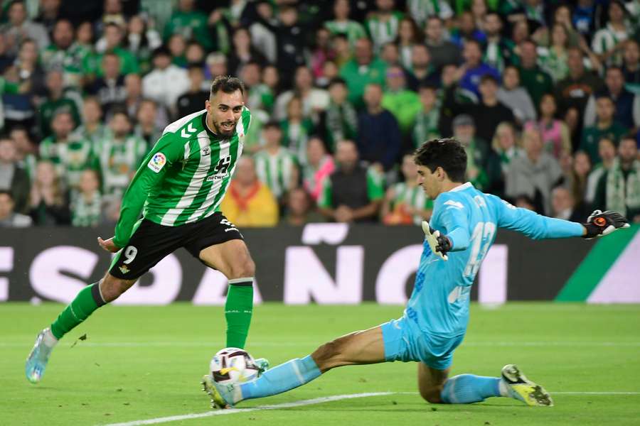 Borja Iglesias tuvo en sus botas el 2-0 y poco después sería expulsado.