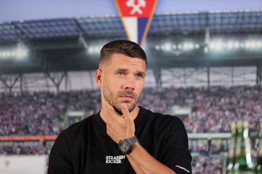 Lukas Podolski wartet auf sein Gehalt.