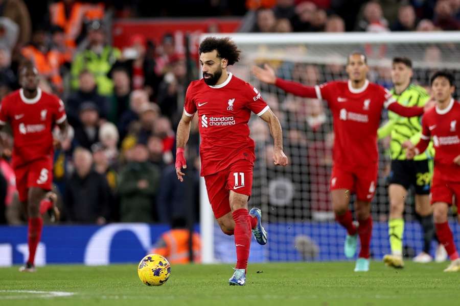 Salah conduce una contra en el Liverpool-Arsenal