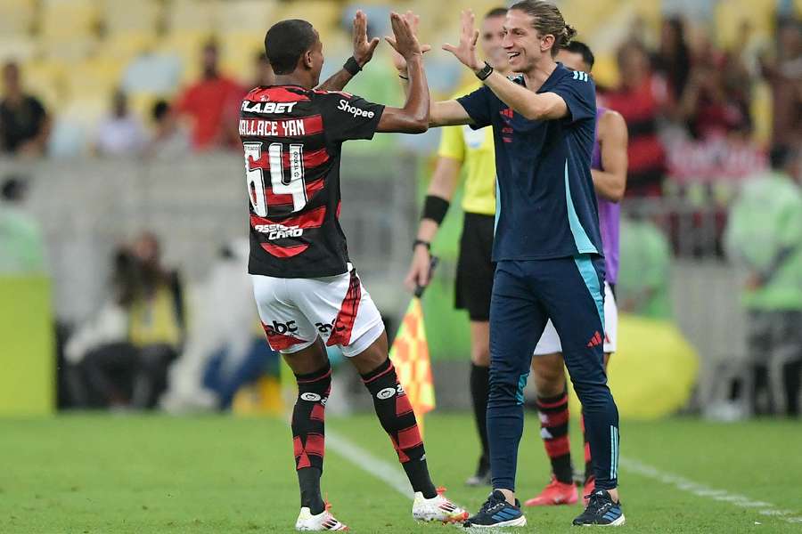 Wallace Yan comemora gol com o técnico Filipe Luis