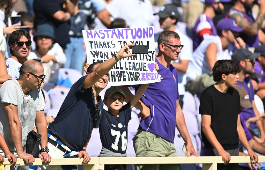 Un tifoso della Fiorentina prima del match