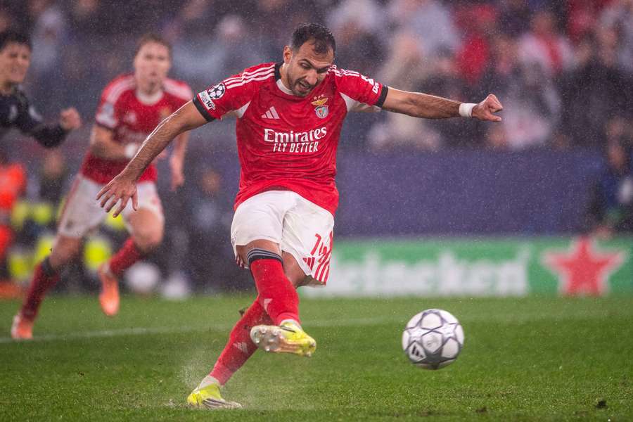 Pavlidis marca de penálti frente ao Real Madrid