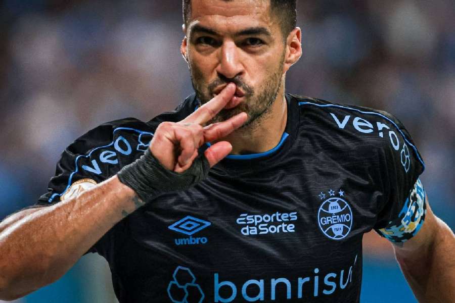 Suárez celebrou com a torcida presente na Arena do Grêmio