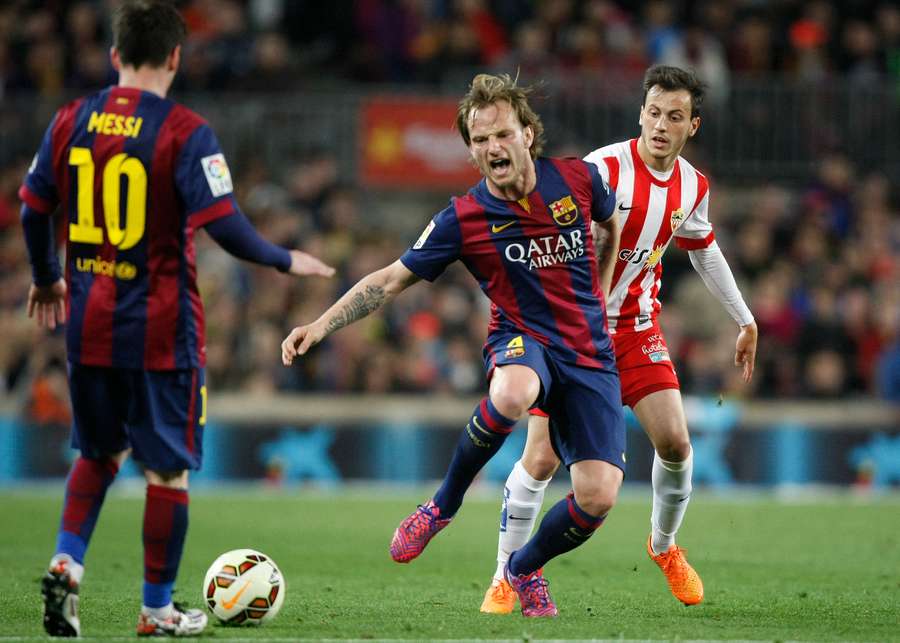 Javi Espinosa, durante un Almería-Barça ante Rakitic