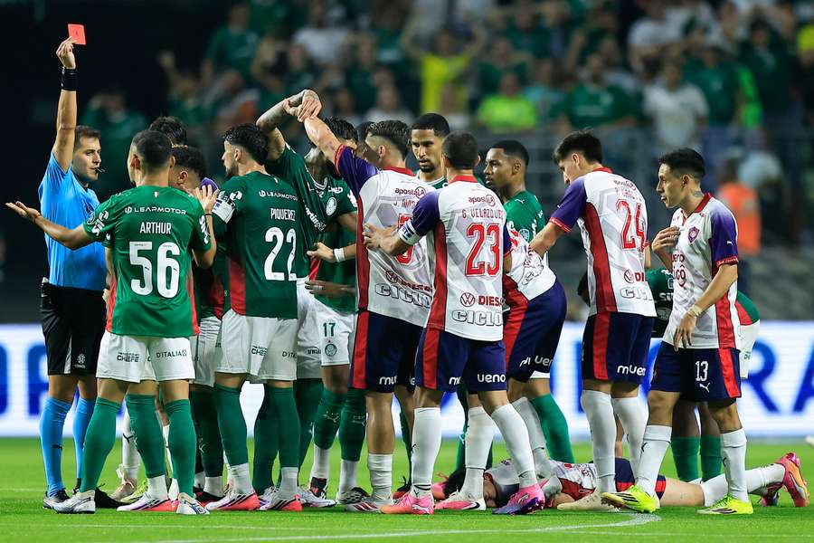 Árbitro uruguaio expulsa Andreas Pereira de campo