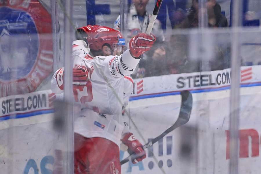 Vladimír Dravecký sa teší z gólu.