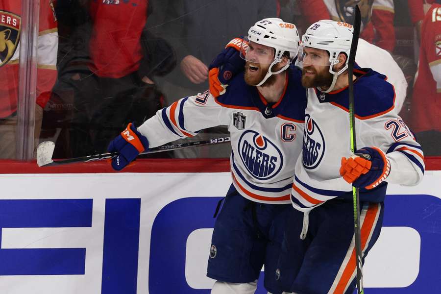 Leon Draisaitl (r.) jubelt gemeinsam mit Co-Star Connor McDavid.