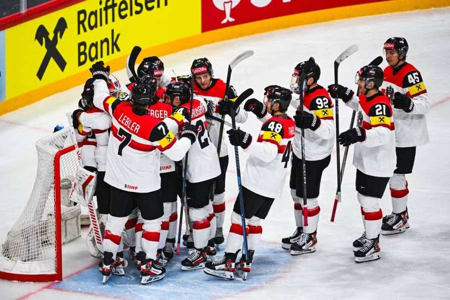 Österreich feiert den Einzug ins Viertelfinale der Eishockey-Weltmeisterschaft. Österreich feiert den Einzug ins Viertelfinale der Eishockey-Weltmeisterschaft.