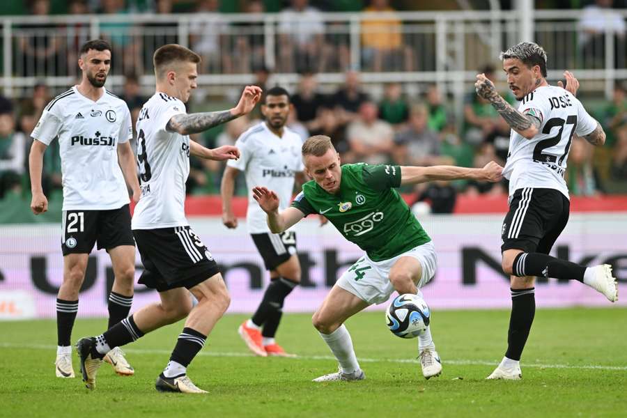 Legia zagra w europejskich pucharach, Cracovia zapewnia sobie utrzymanie wygraną z Rakowem